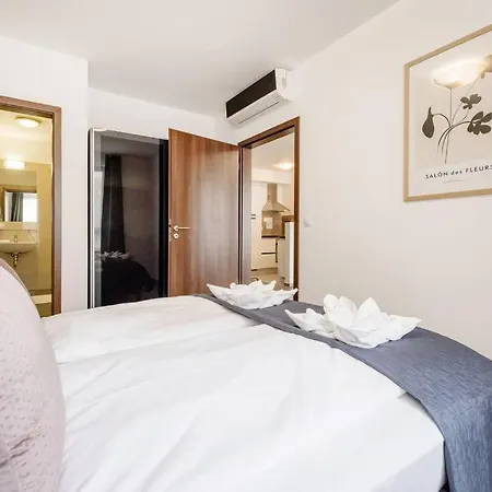 아파트 Stylish With Balcony In