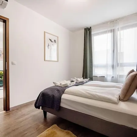 Stylish With Balcony In Apartment