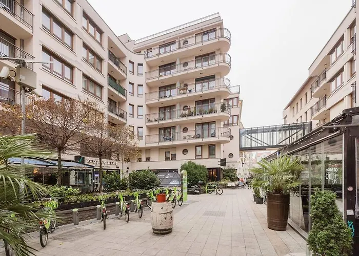 Stylish With Balcony In Appartement